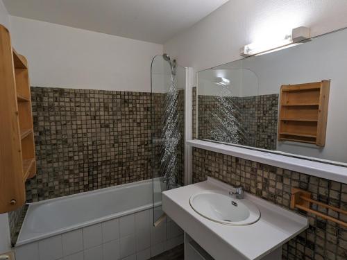 une salle de bain avec un lavabo, une douche et un miroir dans l'établissement Studio familial, au pied des pistes, animaux admis - FR-1-811-15, à Les Deux Alpes