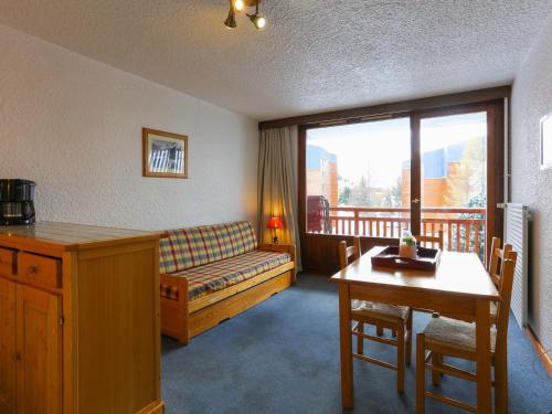 un salon avec un canapé et une table dans l'établissement Studio cosy au pied des pistes - Animaux admis - FR-1-811-1, à Les Deux Alpes