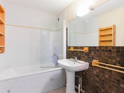 une salle de bain avec un lavabo et une baignoire dans l'établissement Studio cosy au pied des pistes - Animaux admis - FR-1-811-1, à Les Deux Alpes