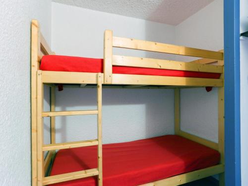 - un lit superposé avec une échelle à côté d'un mur dans l'établissement Studio cosy au pied des pistes - Animaux admis - FR-1-811-1, à Les Deux Alpes