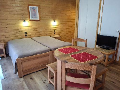 Studio central à Brides-Les-Bains avec parking, wifi, animaux admis - FR-1-512-281