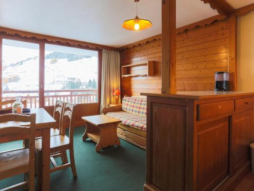- un salon avec une table et une chambre avec un canapé dans l'établissement Studio familial animaux admis - 4 pers, au cœur des Deux Alpes - FR-1-811-2, à Les Deux Alpes