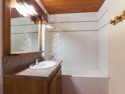 une salle de bain avec un lavabo et une baignoire dans l'établissement Studio familial animaux admis - 4 pers, au cœur des Deux Alpes - FR-1-811-2, à Les Deux Alpes