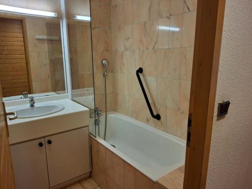 une salle de bain avec une baignoire, un lavabo et une douche dans l'établissement Studio central à Brides-Les-Bains avec parking, wifi, animaux admis - FR-1-512-281, à Brides-les-Bains
