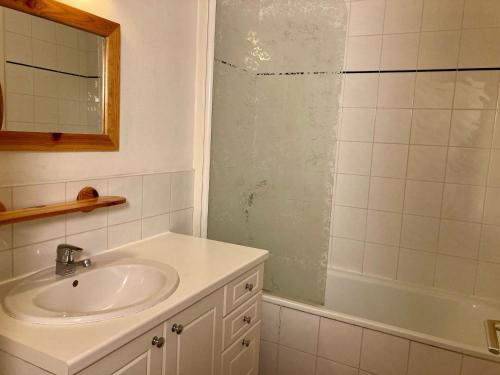 une salle de bain blanche avec un lavabo et une douche dans l'établissement Studio lumineux aux Deux Alpes - Animaux admis - FR-1-811-17, à Les Deux Alpes
