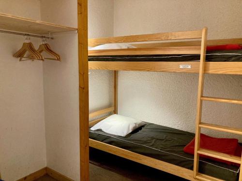 une chambre avec deux lits superposés dans une pièce dans l'établissement Studio lumineux aux Deux Alpes - Animaux admis - FR-1-811-17, à Les Deux Alpes