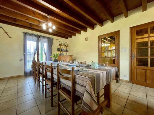 une grande salle à manger avec une table et des chaises dans l'établissement Chambre Saumon: Confort pour 4, Animaux Bienvenus - FR-1-582-487, à Alleyras