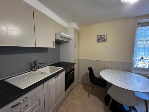 T2 central à La Roche-Posay, 4 pers, WIFI, proche des Thermes - FR-1-541-160