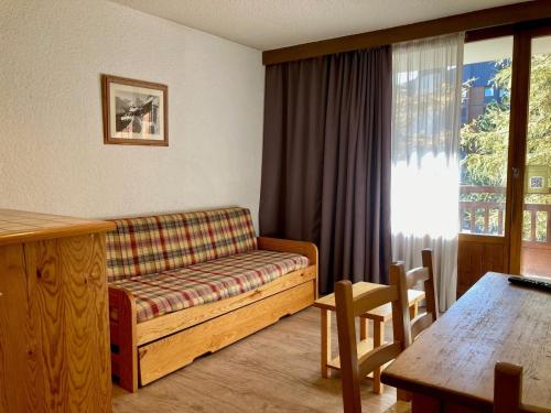 un salon avec un canapé et une table dans l'établissement Studio confortable, pied de pistes au cœur des Deux Alpes, animaux admis - FR-1-811-26, à Les Deux Alpes