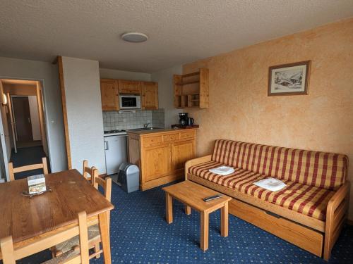 un salon avec un canapé et une table dans l'établissement Studio familial, animaux admis, au pied des pistes - FR-1-811-16, à Les Deux Alpes