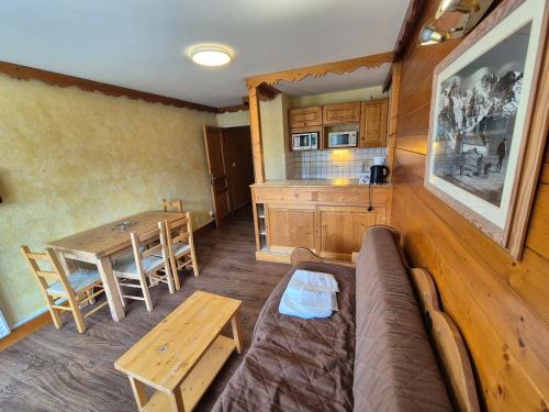 un salon avec un canapé et une table dans l'établissement Studio lumineux, pied des pistes, animaux admis - FR-1-811-27, à Les Deux Alpes
