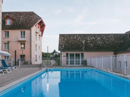 une piscine devant un immeuble dans l'établissement Appartement rénové proche Thermes avec piscine et Wi-Fi - FR-1-541-166, à La Roche-Posay