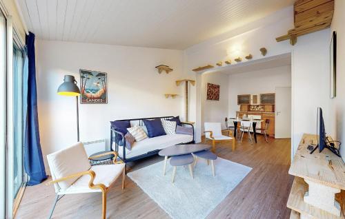 un salon avec un canapé et une table dans l'établissement 1 Bedroom Stunning Apartment In Royan, à Royan