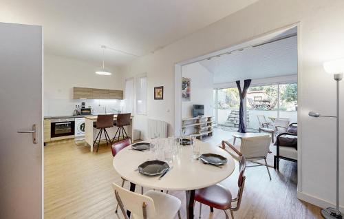 une salle à manger et une cuisine avec une table et des chaises dans l'établissement 1 Bedroom Stunning Apartment In Royan, à Royan