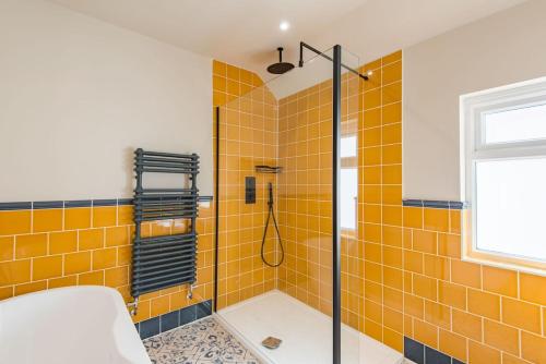 Koupelna v ubytování Sea to Sea by Keepers Cottages