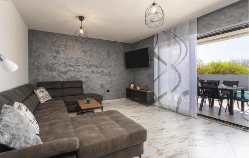 a living room with a couch and a table at Gorgeous Home In Jursici With Wifi in Juršići