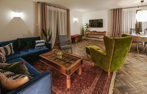 Μια τηλεόραση ή/και κέντρο ψυχαγωγίας στο 4 Bedroom Beautiful Home In Pierkunowo