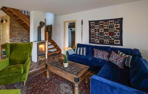 Χώρος καθιστικού στο 4 Bedroom Beautiful Home In Pierkunowo