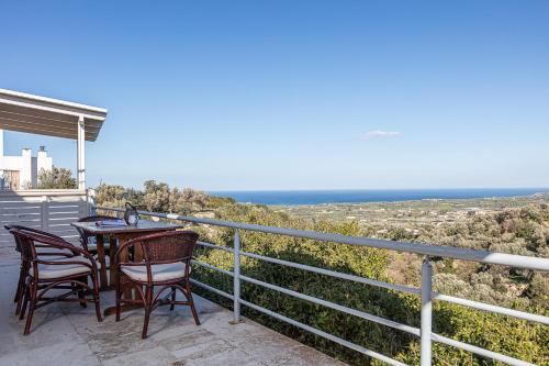 Plakoti Apartment 5, shared pool and amazing view