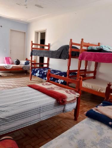 Camera con diversi letti a castello. di Quarto Moinhos de Vento a Porto Alegre