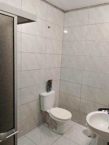 un bagno con un water e un lavandino di Quarto Moinhos de Vento a Porto Alegre