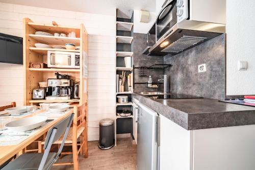 una cucina con bancone e piano di lavoro di Studio pied des pistes - Bernex a Bernex