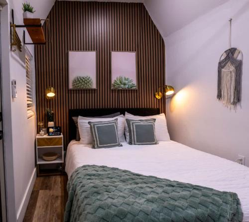 Postel nebo postele na pokoji v ubytování Stylish 4BR with Outdoor Space, Busch Gardens - Renovated