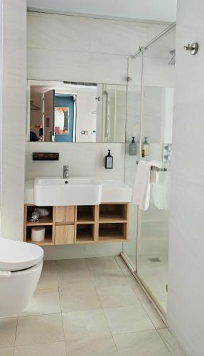 a bathroom with a sink and a toilet and a shower at Hotel Mapp in Taichung