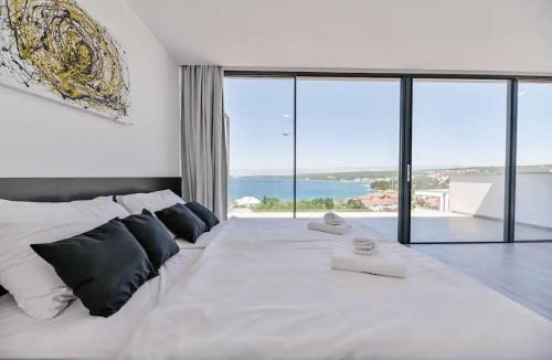 Postel nebo postele na pokoji v ubytování Luxury Penthouse Malinska-Rova