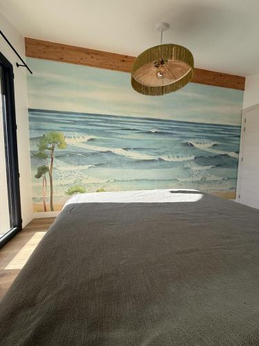 - une chambre ornée d'une peinture sur l'océan dans l'établissement Villa d'exception à Lacanau océan, à Lacanau