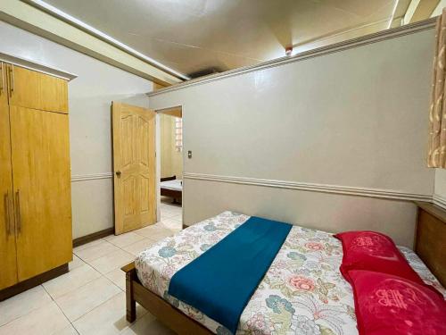 Postel nebo postele na pokoji v ubytování ASHBURN'S TRANSIENT BAGUIO-DORMITORY 6th floor