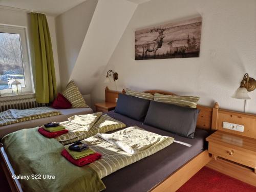 a bedroom with two beds and a couch at Ferienwohnung Vier Pfoten in Willingen