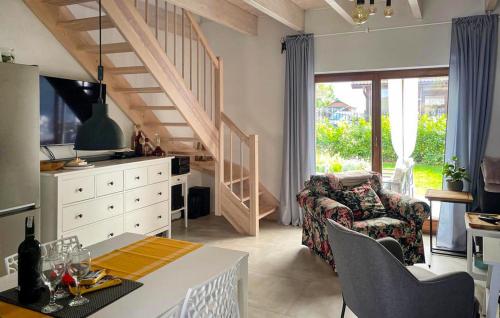 Μια τηλεόραση ή/και κέντρο ψυχαγωγίας στο Lovely Home In Pogorzelica With Wifi