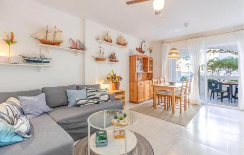 ein Wohnzimmer mit Sofa und Tisch in der Unterkunft Beautiful Apartment In San Javier in San Javier