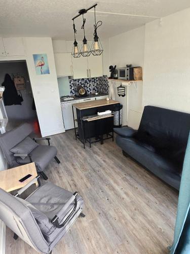 un salon avec un canapé et une table dans l'établissement Studio cabine, au Grau-du-Roi