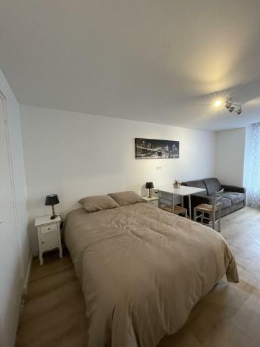 une chambre avec un lit et une table avec des chaises dans l'établissement Résidence Appartio - Complexe 36 personnes, à Villiers-le-Bel