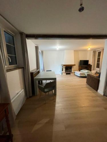 un salon avec une table et une chaise dans l'établissement Résidence Appartio - Complexe 36 personnes, à Villiers-le-Bel