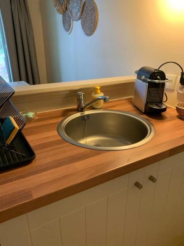 Il comprend une cuisine équipée d'un évier et d'un grille-pain. dans l'établissement Maison avec jardin à Lacanau – 54 m², à Lacanau