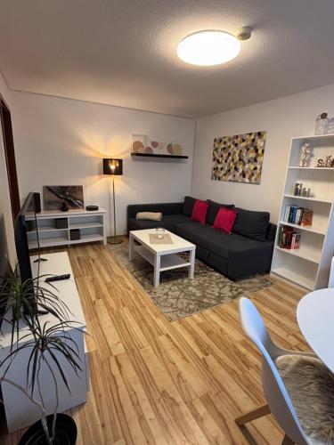 a living room with a couch and a table at Ferienwohnung Neuenrade in Neuenrade