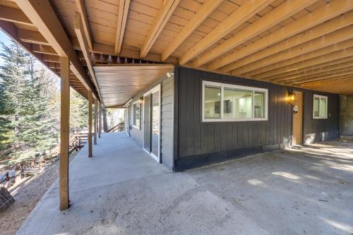 Imagen de la galería de Spacious Family Home with Deck in Lake Arrowhead!, en Lake Arrowhead
