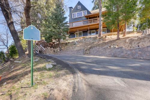 Imagen de la galería de Spacious Family Home with Deck in Lake Arrowhead!, en Lake Arrowhead
