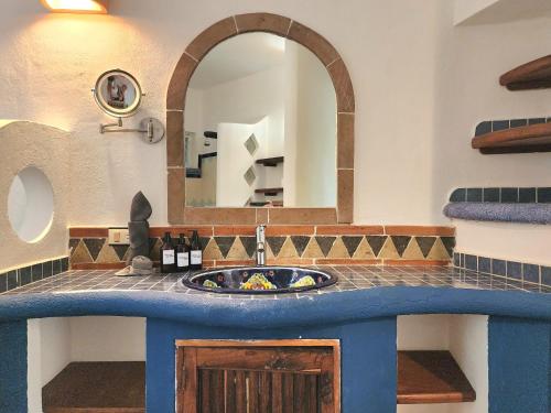 un baño con lavabo y espejo en Playacar Family house private pool and surrounded by nature, en Playa del Carmen