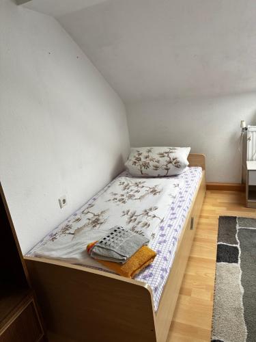 a small bedroom with a bed in a room at Wohnung für Monteure & Handwerker in Neustadt am Kulm