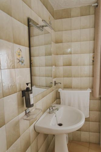 a white bathroom with a sink and a mirror at Arcadia Centro de Andalucía in Encinas Reales