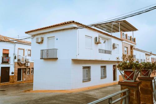 a white house with windows and a fence at Arcadia Centro de Andalucía in Encinas Reales