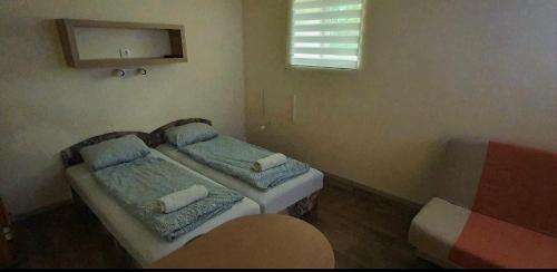 Postel nebo postele na pokoji v ubytování Pozsonyifirst privat rooms Margit bridge