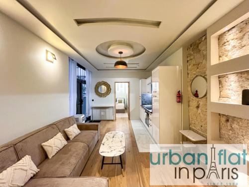 un salon avec un canapé et une table dans l'établissement Urban Flat - 196 Saint Honore, à Paris
