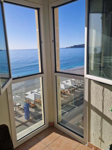 Photo de la galerie de l'établissement Villa Azzurra Menton Apt Luxe, Front Mer, 4th floor of 5, WiFi, TVSat, Climate, à Menton