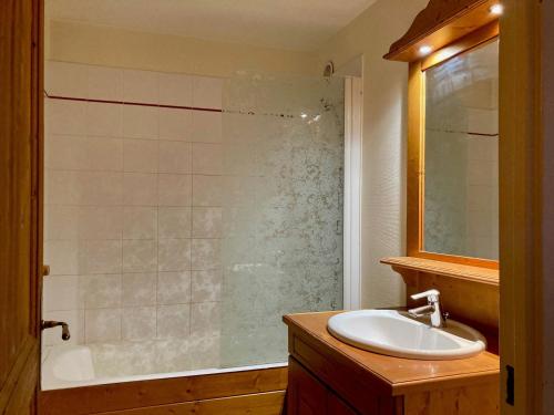 une salle de bain avec un lavabo et une douche en verre dans l'établissement Studio chaleureux au pied des pistes, animaux admis - FR-1-811-9, à Les Deux Alpes