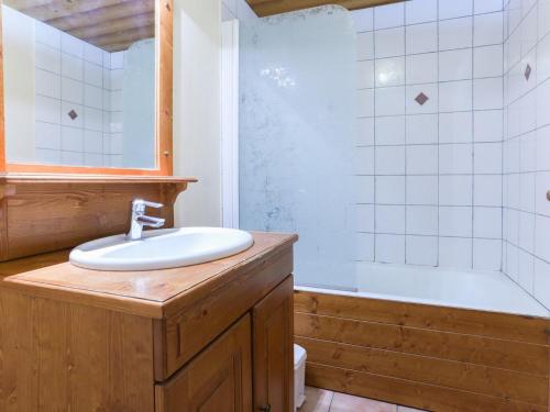 une salle de bain avec un lavabo et une baignoire dans l'établissement Studio au pied des pistes, animaux admis - FR-1-811-7, à Les Deux Alpes